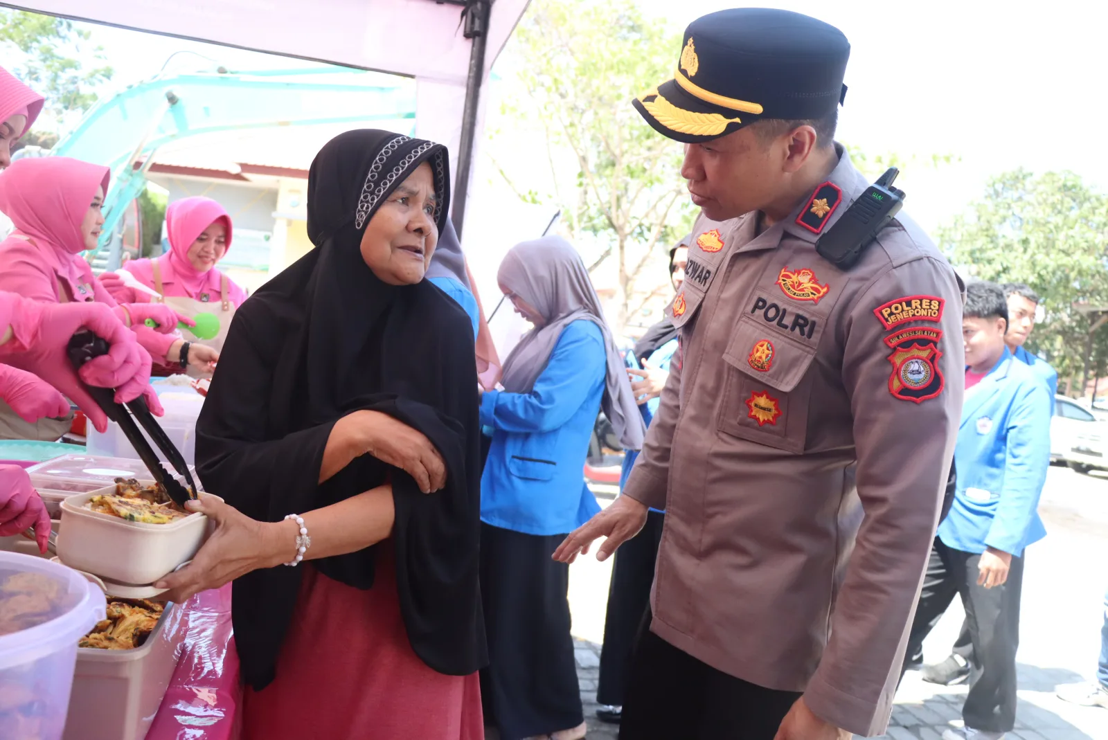 WAKAPOLRES JENEPONTO BERSAMA KETUA BHAYANGKARI BAGIKAN PAKET MAKAN GRATIS DALAM PROGRAM “KAMIS MANIS”
