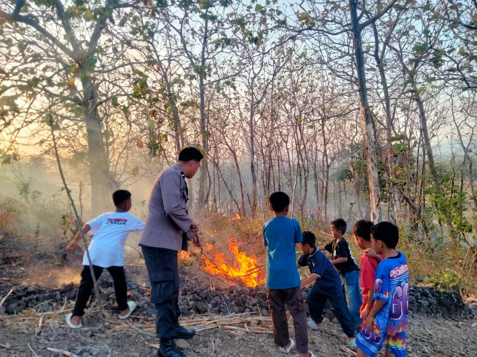 POLSEK TAMALATEA GERAK CEPAT PADAMKAN KARHUTLA 5 HEKTAR DI BONTOCINDE JENEPONTO