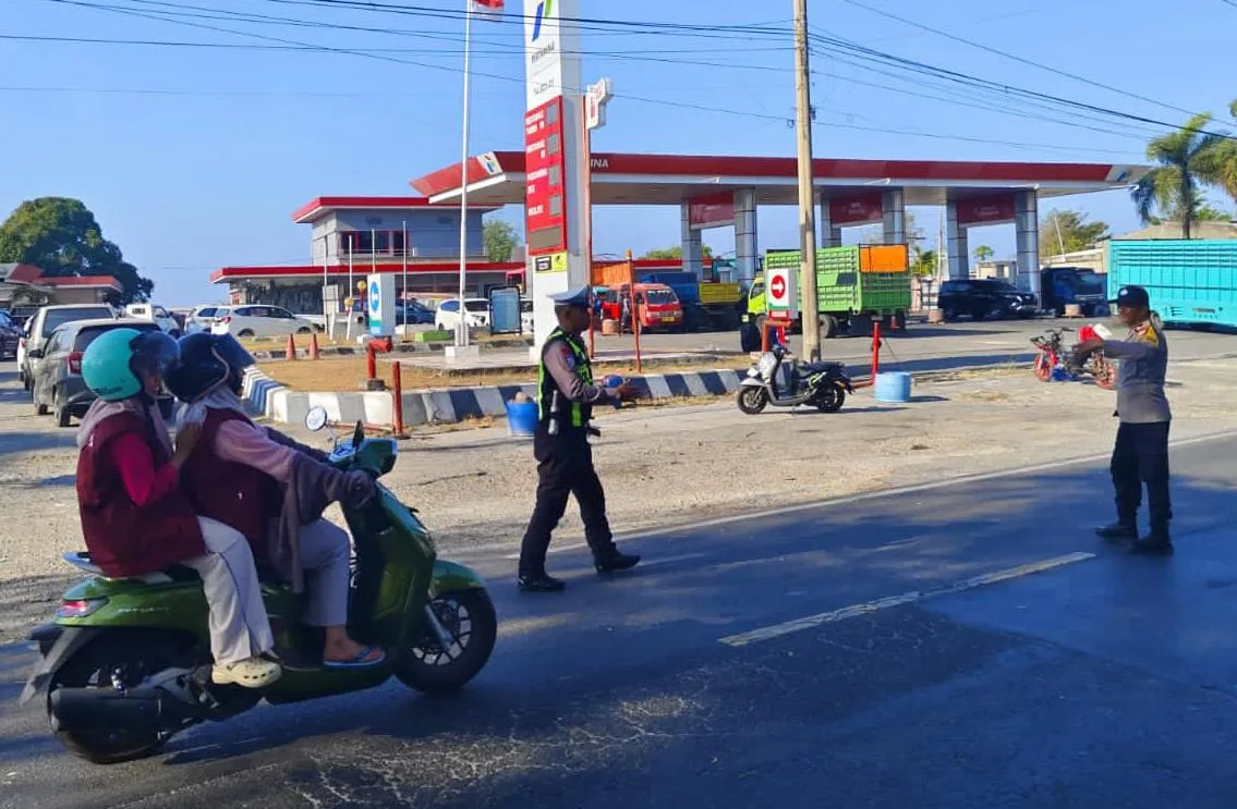 Cegah Kelangkaan dan Kemacetan, Personel Polsek Arungkeke Kawal Ketat Pengisian BBM di SPBU Bulo-Bulo