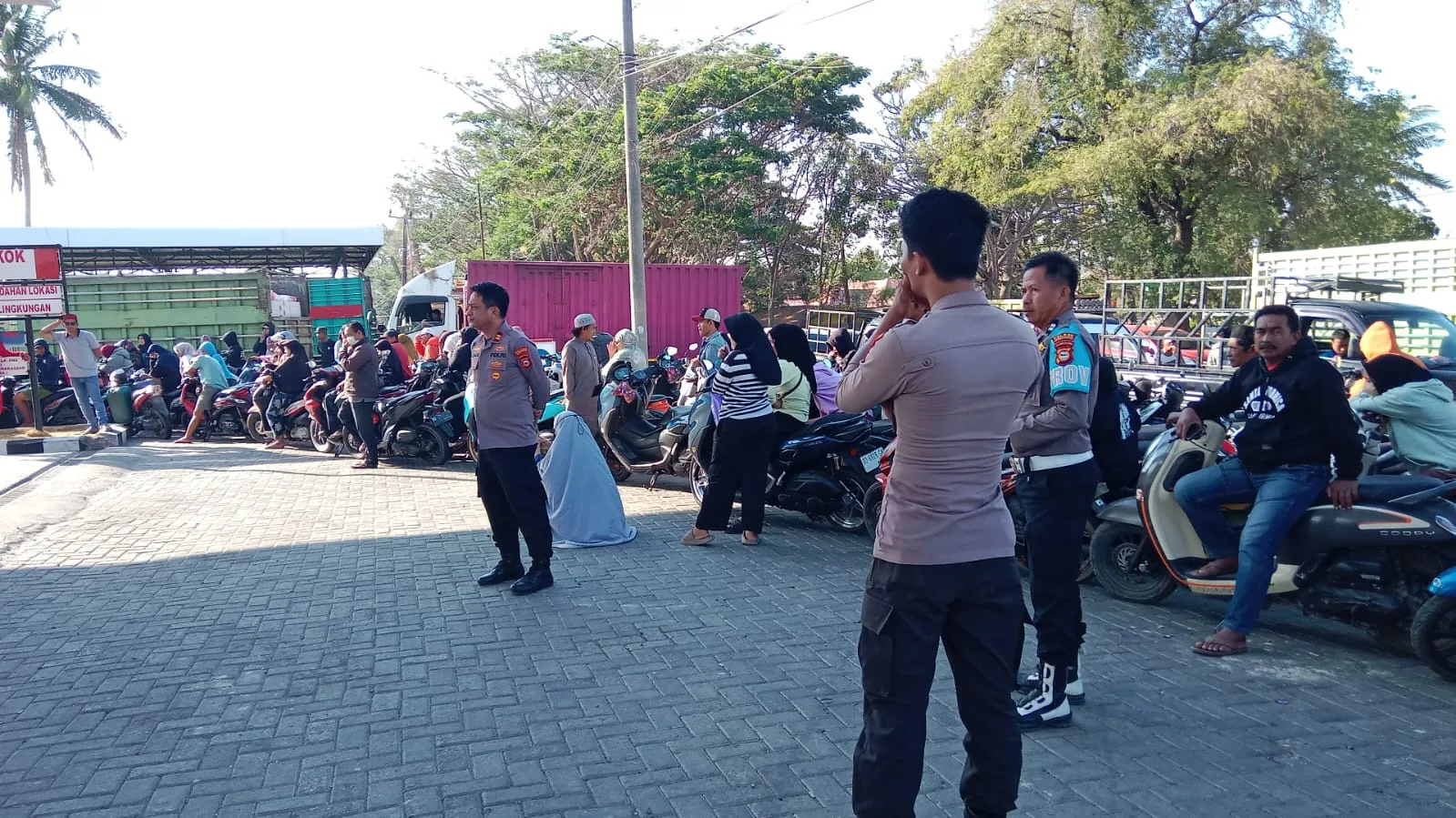 ANTRIAN BBM MENGULAR DI SPBU ALLU, KAPOLSEK BANGKALA TURUN LANGSUNG ATUR LALIN