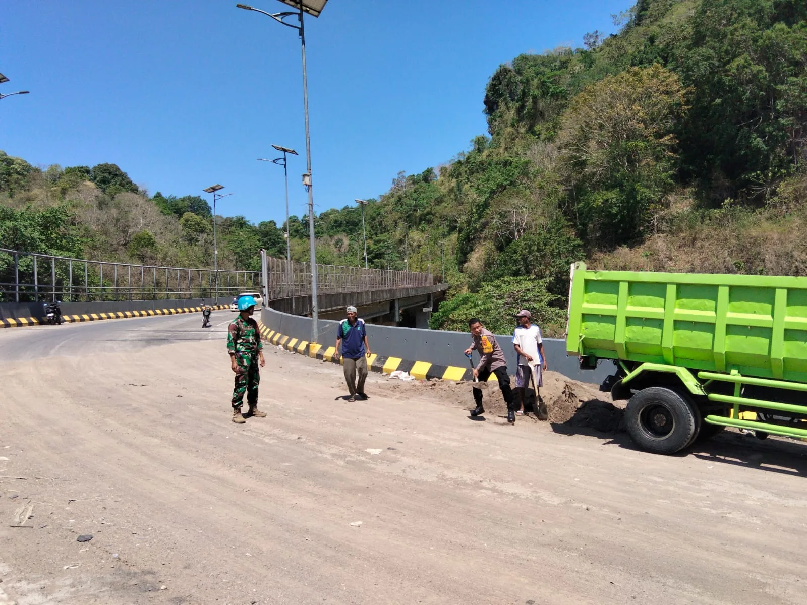 Polsek Bantimurung Bersihkan Tumpahan Pasir di Fly Over, Cegah Kecelakaan Susulan