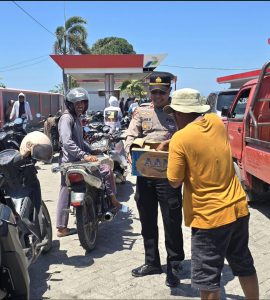 Haus di Tengah Antrean BBM, Ibu-Ibu di Jeneponto Disodorin Air Mineral oleh Polisi